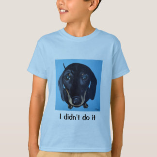 Le teckel badine le T-shirt