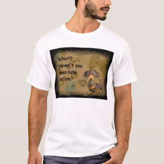 le teckel mignon badine le T-shirt