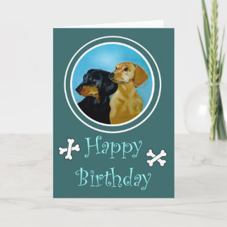 Le teckel poursuit la carte d'anniversaire
