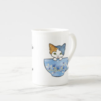 Le thé de Sip et choient ma tasse de la Chine de