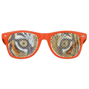 Le tigre observe des lunettes de soleil