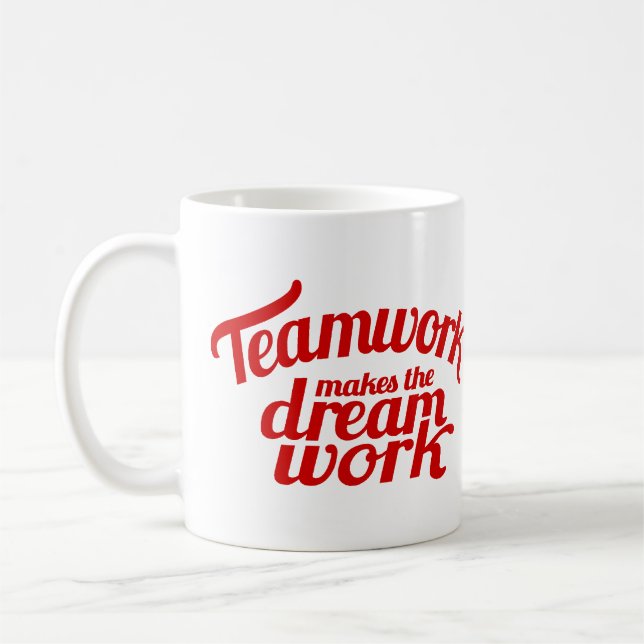 Le travail d'équipe fait la tasse rêveuse de (Gauche)