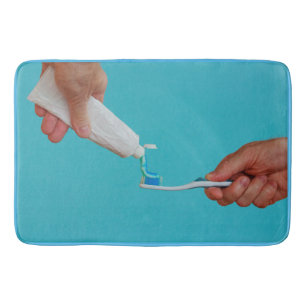 le tube de dentifrice sur tapis de bain personnali