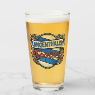 Le véritable plaisir de la bière dans un verre à L