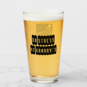 Le verre de boisson à la main de Mamie