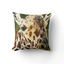 Le vieux célibataire - coussin de girafe