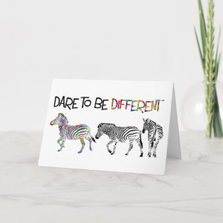 Le zèbre étudie la carte d'anniversaire