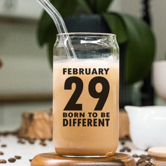 Leap Année Février 29 Être différent Anniversaire (Celebrate Leap Day with our unique drinking glass, a reminder of special moments every four years.)