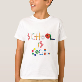 L'école est fraîche sur le T-shirt du garçon