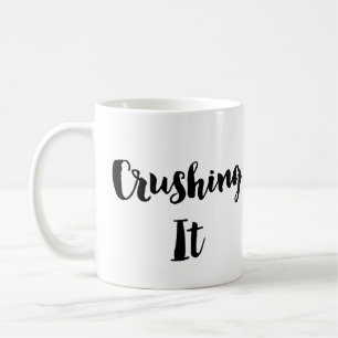 L'écrasant tasse de café ou de thé
