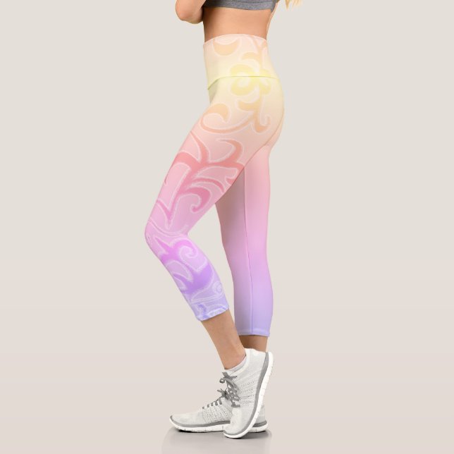 Leggings Capri Art Abstrait Paisley Jaune Dessin à main rose (Gauche)