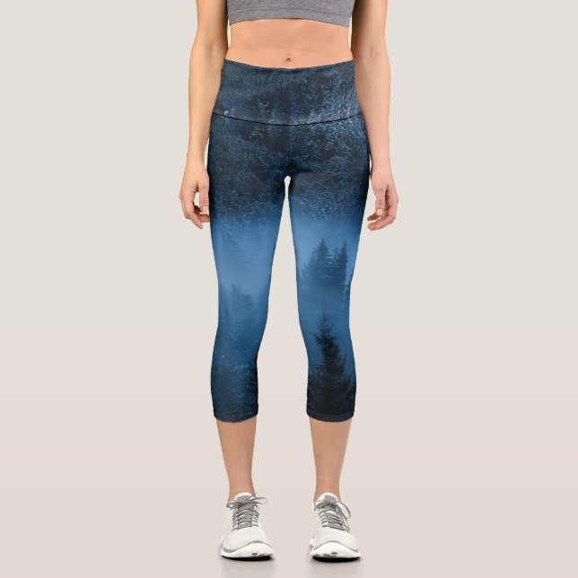 Leggings Capri Brouillard magique sur la forêt d'épinettes enneig (Recto)