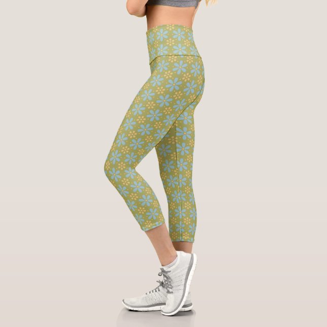 Leggings Capri Fleurs bleues et jaunes Abstraites rétro sur vert (Gauche)