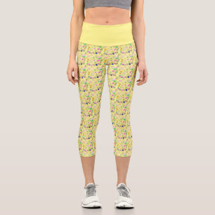 Leggings Capri Impression fleur sauvage délicate en jaune clair.
