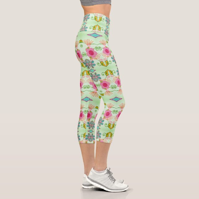 Leggings Capri Jardin Éclectique Enchantant : Beauté Florale Dive (Droite)