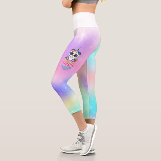Leggings Capri La licorne magique Panda. Imaginaire arc-en-ciel (Gauche)