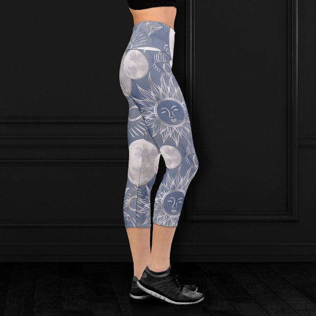 Leggings Capri Mystique solaire | Dusty Blue Silver Moon Stars So (Créateur téléchargé)