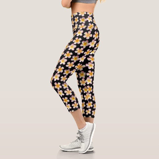 Leggings Capri Pastel Frangipani Plumeria Fleurs sur Noir (Gauche)