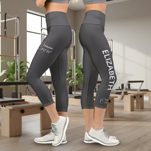 Leggings Capri Personalized Pilates Crew Reformer / Mat Dark Grey (Left and right view of grey leggings in a Pilates studio.)