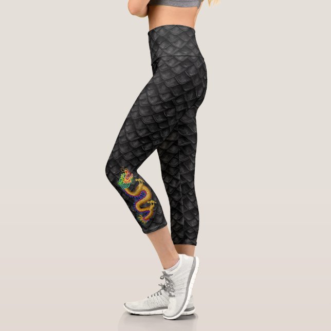 Leggings Capri Scales de Dragon Noir avec Dragon Or (Gauche)