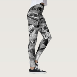 Leggings Voitures vintage se précipitant dans une cour de v