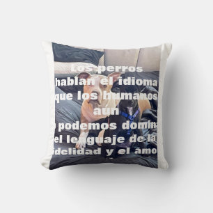 Lenguaje animal throw pillow