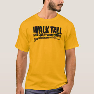 L'entretien de promenade et portent un T-shirt du