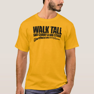L'entretien de promenade et portent un T-shirt du