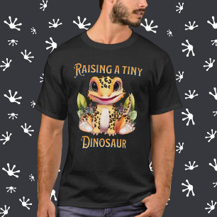 Leopard Gecko levant un minuscule T-shirt dinosaur