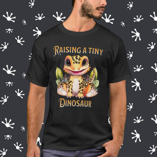 Leopard Gecko levant un minuscule T-shirt dinosaur
