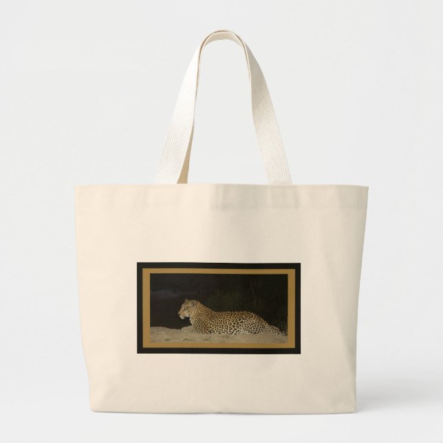 Léopard se trouvant sur des sacs de faune de (Devant)