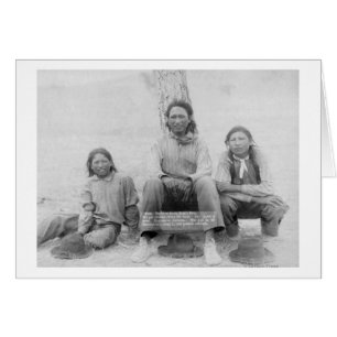 Les adolescents indiens Lakota en robe occidentale