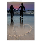 Les amoureux se tenant les mains marchant dans le