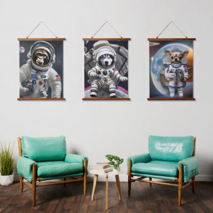Les astronautes animaux accrochant la tapisserie