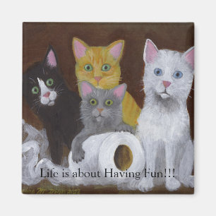 Les chatons ont un aimant amusant