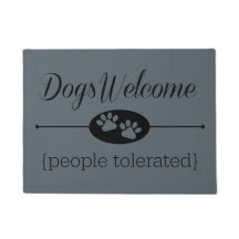 Les chiens font bon accueil - au tapis de porte