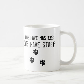 Les chiens ont des chats de maîtres avoir la tasse