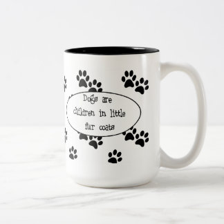 Les chiens sont des enfants dans la petite tasse