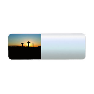 Les croix de crucifixion au coucher du soleil