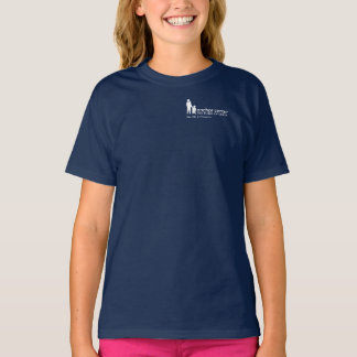 Les enfants s'ancrent avec un t-shirt fleuri
