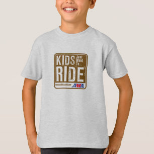 Les enfants veulent juste monter le T-shirts de la