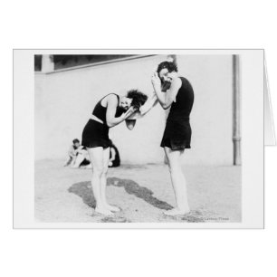 Les femmes qui pleurent leurs cheveux à la plage