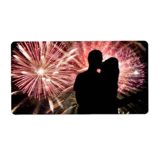 Les feux d'artifice couplent embrasser la