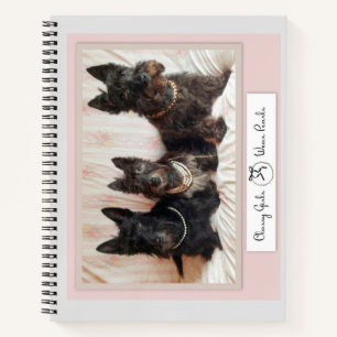Les Filles Classiques Portent Des Perles Carnets
