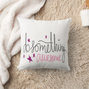 Les filles font quelque chose coussin