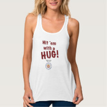 Les filles "frappent avec un débardeur de HUG !".