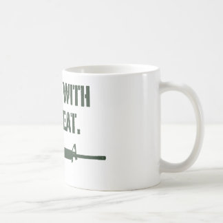 Les gens avec des armes à feu mangent la tasse