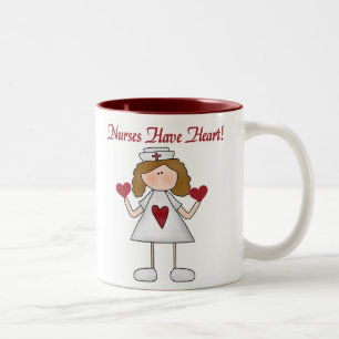 Les infirmières ont la tasse de coeur