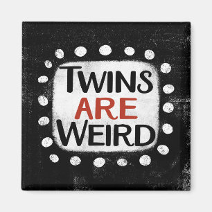 Les jumeaux sont un aimant de réfrigérateur bizarr