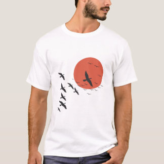 Les oiseaux volent au-dessus du T-shirt Soleil